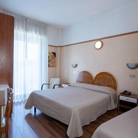 Hotel Britannia Rimini Marina Centro Kültér fotó