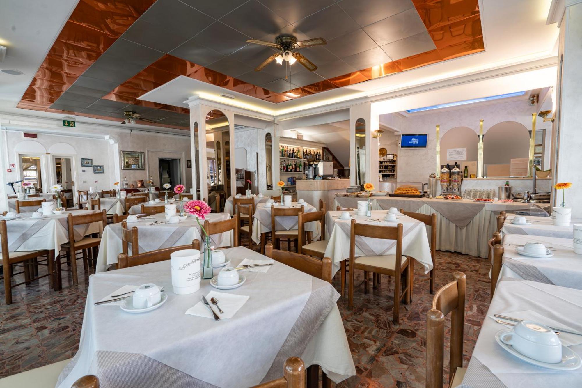 Hotel Britannia Rimini Marina Centro Kültér fotó